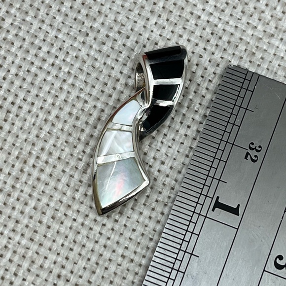 Vintage Sterling Silver Pendant with Black Onyx & Mother-of-Pearl Inlays - Picture 17 of 17